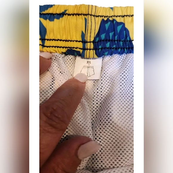 Two Left Feet Pineapple Swimming Beach Surf Trunks Lined Shorts Mens XL S10 - Picture 2 of 3